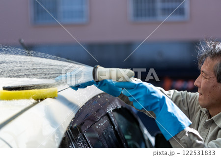 自宅駐車場で洗車をする男性 自宅駐車場で洗車をする男性 122531833