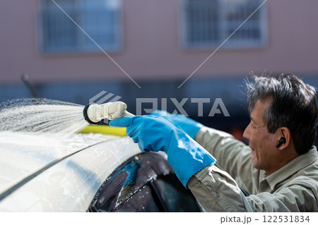 自宅駐車場で洗車をする男性 122531834