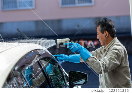 自宅駐車場で洗車をする男性 自宅駐車場で洗車をする男性 122531836