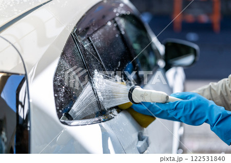 自宅駐車場で洗車をする男性 自宅駐車場で洗車をする男性 122531840