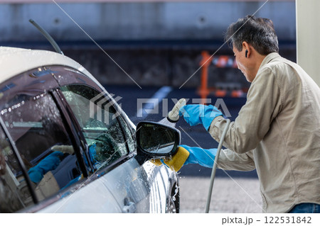 自宅駐車場で洗車をする男性 122531842