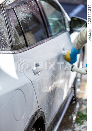 自宅駐車場で洗車をする男性 122531850