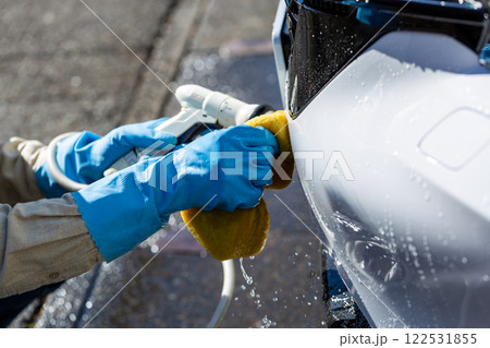 自宅駐車場で洗車をする男性 122531855