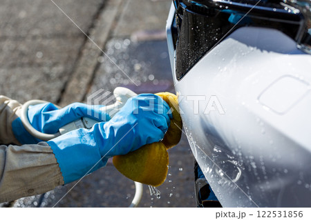 自宅駐車場で洗車をする男性 122531856