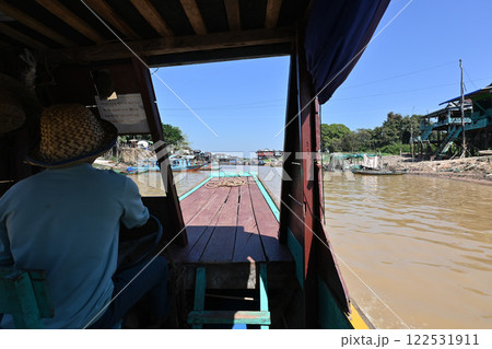 トンレサップ湖・水上集落ボートクルーズ／カンボジア 122531911