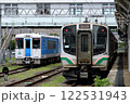 山形駅に停車するE721系電車とキハ101系気動車 122531943