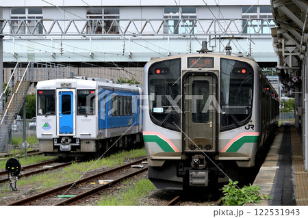 山形駅に停車するE721系電車とキハ101系気動車 122531943