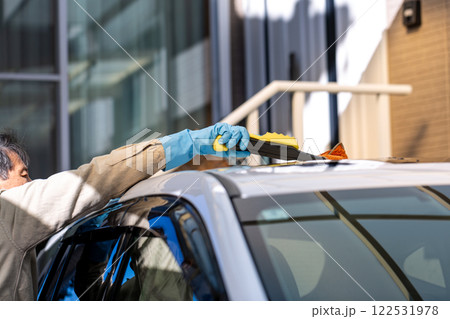 自宅駐車場で洗車をする男性 122531978