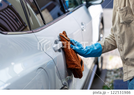 自宅駐車場で洗車をする男性 自宅駐車場で洗車をする男性 122531986