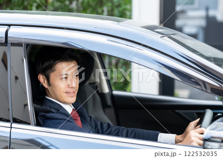車を運転する男性　ビジネス 122532035