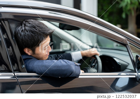 車を運転する男性　ビジネス 122532037