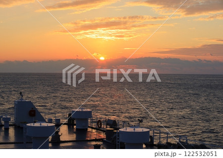 フェリーのデッキで迎えた朝 フェリーのデッキで迎えた朝 122532051