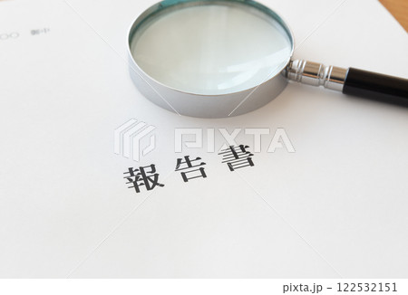 報告書と虫めがね 報告書表紙とルーペ 報告書と虫めがね 報告書表紙とルーペ 122532151