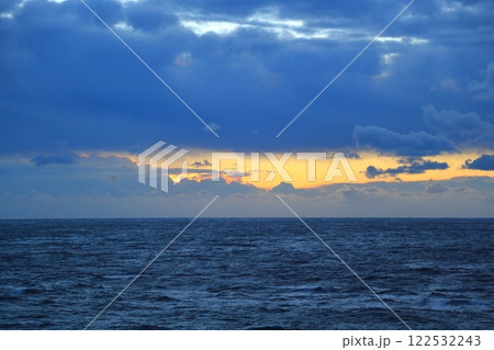 黒い雲の隙間が美しい夜明けの東の空 黒い雲の隙間が美しい夜明けの東の空 122532243