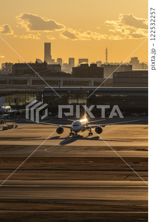 これから出発するジェット旅客機 122532257