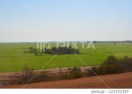 トンレサップ湖へ向かう未舗装路からの風景／カンボジア 122532387