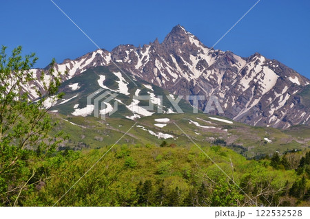青空に映える新緑の利尻岳 122532528