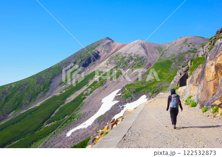 乗鞍岳の山頂を目指して歩く登山者 乗鞍岳の山頂を目指して歩く登山者 122532873