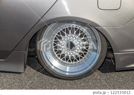 車のタイヤ　ホイール　old  Wheel of the car 122533012