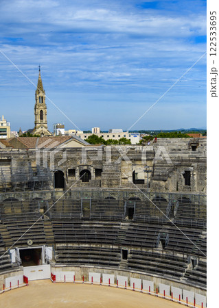 円形闘技場から見るサント・ペルペテュ教会　フランス、ニーム 122533695