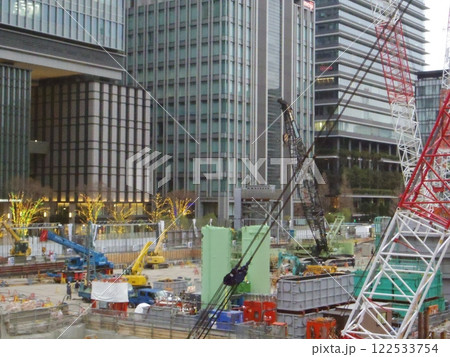 再開発工事中の建設現場 122533754
