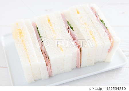 おいしいたまごサンドとハムレタスサンドのミックスサンド おいしいたまごサンドとハムレタスサンドのミックスサンド 122534210