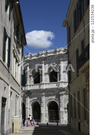 路地から見える円形闘技場 フランス、ニーム 路地から見える円形闘技場 フランス、ニーム 122534236