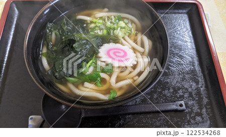 湯気が立つ、熱々のうどん 湯気が立つ、熱々のうどん 122534268