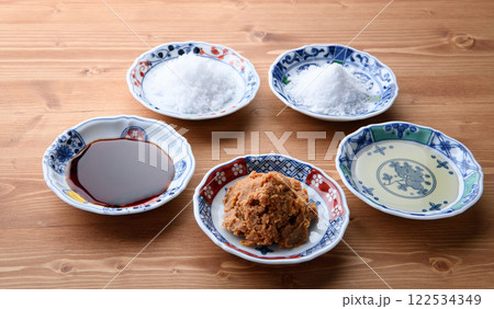 色々な調味料 （ 砂糖 塩 お酢 お味噌 お醤油 ）調味料の「さしすせそ」 122534349