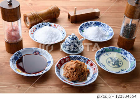 色々な調味料 （ 砂糖 塩 お酢 お味噌 お醤油 ）調味料の「さしすせそ」 122534354