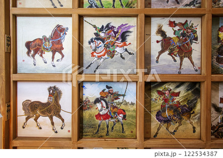 東京都台東区　矢先稲荷神社　拝殿内格子天井　日本馬乗史100枚の天井絵が奉納されている神社 122534387