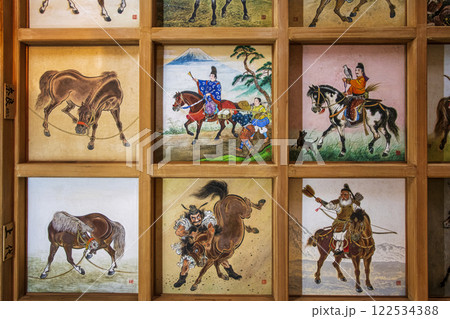 東京都台東区　矢先稲荷神社　拝殿内格子天井　日本馬乗史100枚の天井絵が奉納されている神社 122534388