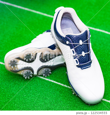 ゴルフシューズ は ソフトスパイク が グリップ力 が強い 【 ゴルフ 用品 の イメージ 】 122534555
