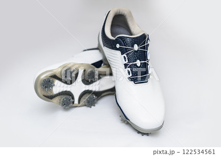 ゴルフシューズ は ソフトスパイク が グリップ力 が強い 【 ゴルフ 用品 の イメージ 】 ゴルフシューズ は ソフトスパイク が グリップ力 が強い 【 ゴルフ 用品 の イメージ 】 122534561