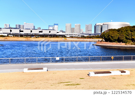 有明親水海浜公園より豊洲市場方面を望む(東京都江東区)【2025.1】 122534570