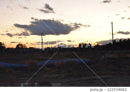 白岡市の夕暮れの風景 122534662