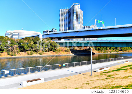 有明親水海浜公園より木遣り橋／東雲運河方面を望む(東京都江東区)【2025.1】 122534690