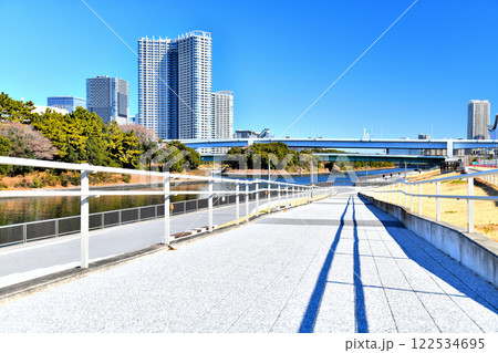 有明親水海浜公園より木遣り橋/東雲運河方面を望む(東京都江東区)【2025.1】 有明親水海浜公園より木遣り橋/東雲運河方面を望む(東京都江東区)【2025.1】 122534695