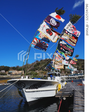 2025年元日の室津漁港の風景　大漁旗 122534790