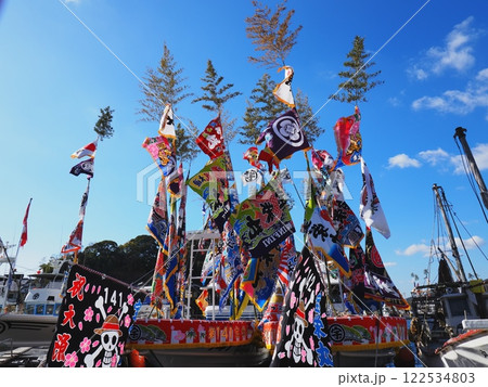 2025年元日の室津漁港の風景 大漁旗 2025年元日の室津漁港の風景 大漁旗 122534803