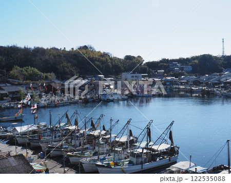 2025年元日の室津漁港の風景 大漁旗 2025年元日の室津漁港の風景 大漁旗 122535088
