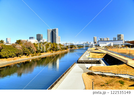 有明北橋／東雲運河より有明親水海浜公園、木遣り橋方面を望む(東京都江東区)【2025.1】 122535149