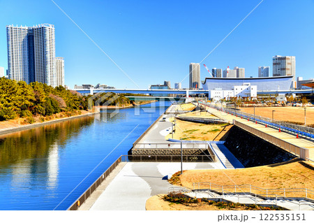 有明北橋/東雲運河より有明親水海浜公園、木遣り橋方面を望む(東京都江東区)【2025.1】 有明北橋/東雲運河より有明親水海浜公園、木遣り橋方面を望む(東京都江東区)【2025.1】 122535151