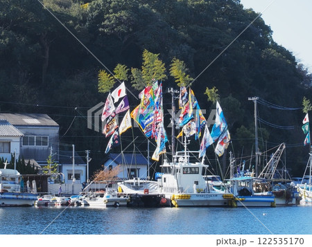 2025年元日の室津漁港の風景　大漁旗 122535170