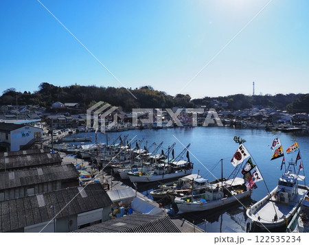 2025年元日の室津漁港の風景 大漁旗 2025年元日の室津漁港の風景 大漁旗 122535234