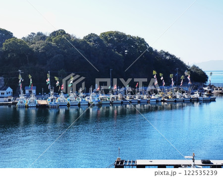 2025年元日の室津漁港の風景　大漁旗 122535239
