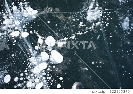 全面凍結した糠平湖のアイスバブルと靴 全面凍結した糠平湖のアイスバブルと靴 122535370