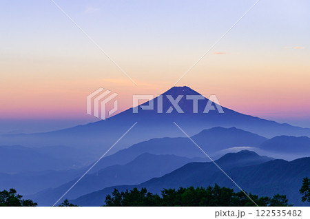 山梨県・雁ヶ腹摺山から見る早朝の富士山と山並みの絶景 122535482