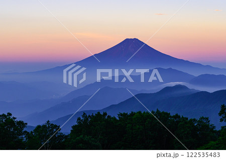山梨県・雁ヶ腹摺山から見る早朝の富士山と山並みの絶景 山梨県・雁ヶ腹摺山から見る早朝の富士山と山並みの絶景 122535483