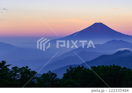 山梨県・雁ヶ腹摺山から見る早朝の富士山と山並みの絶景 山梨県・雁ヶ腹摺山から見る早朝の富士山と山並みの絶景 122535484